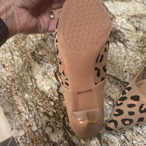 Elegant Leopard Print Heels with Buckle Strap - Picture 4 of 6